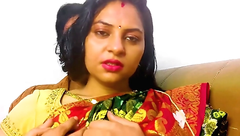 Indian brunette sluts are getting a threesome session