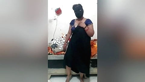 Indian milf gets a nice pussy fuck in this solo video