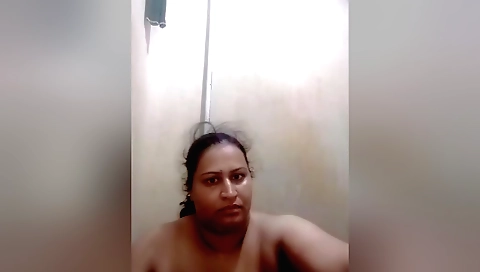 Indian lady rides her pussy in her amateur solo clip