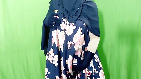 Indian solo female housewife masturbates in bedroom