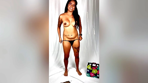 Amateur tattooed teen girl shows her pussy on webcam