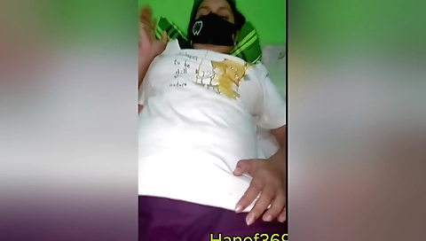 Indian babe fucks her friend's wife in the evening