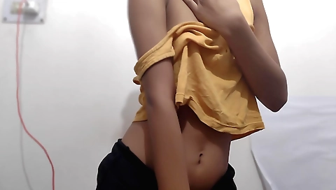 Amateur solo porn video showing a hot girl with a sexy body