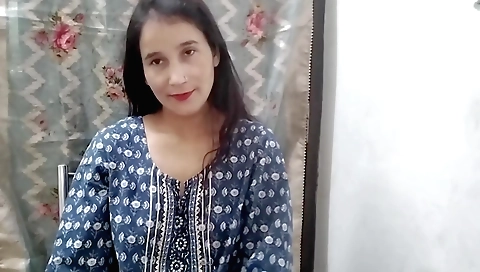 Indian beauty shows off her sexy body on hd solo vid