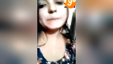 Amateur girl has a stunning body in her amateur webcam clip