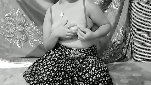 Wife plays with her juicy booty in homemade solo video