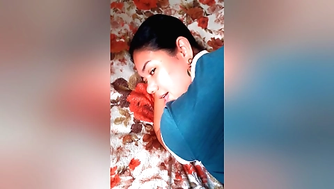 Amateur brunette in a tight black bra gets fucked in threesome