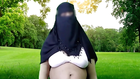 Indian housewife with the young face is naked at home