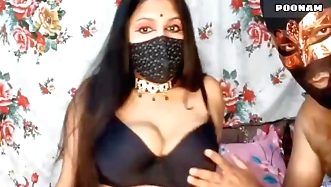 Indian babe shows off her sexy body and takes off her top