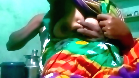Indian big tits video shows a babe with a beautiful body