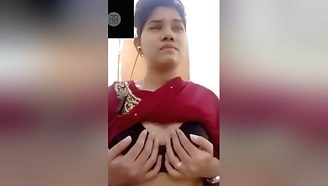 Amature brunette shows how she masturbates with her pussy