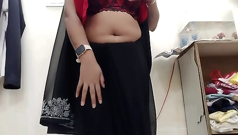 Indian teen shows off her sexy big ass and tits in solo video
