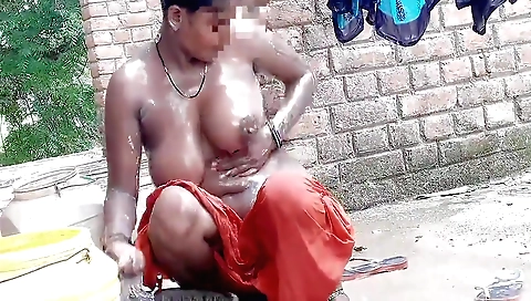 Bhabhi kaise chat me apni chut sabun se saf kar rhi h