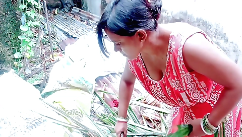 Amateur brunette girl gets fucked outdoors in forrest