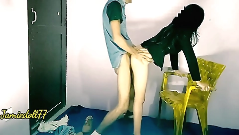 Sexy teen delivering a delivery ends up with a kiss