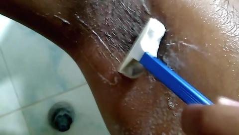 Bhabhi coda karane se pahale devar ke bagal ke baal katate hae