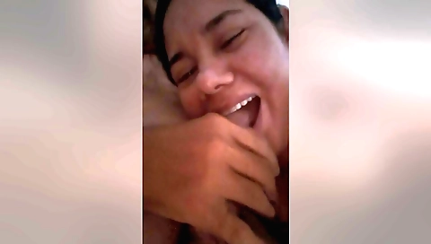 Brunette milf enjoys morning sexual scene on homemade clips