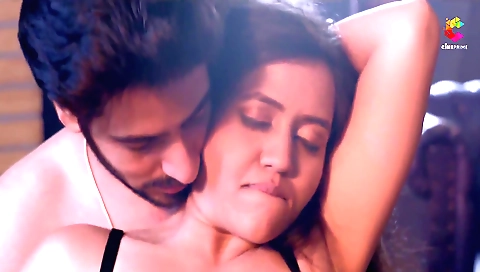 Horny brunette with a nice body and big boobs is here to show