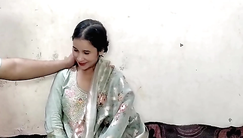 Indian hottie ji-mere se Mali Ke Bahane chut mari makes it