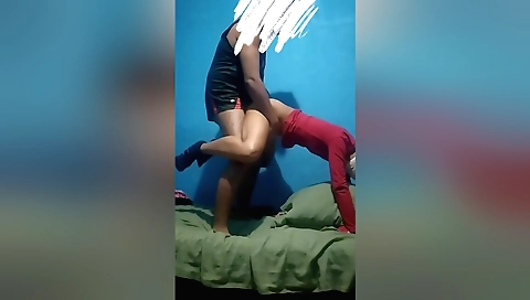 Indian girl is showing herself in car in the sex video