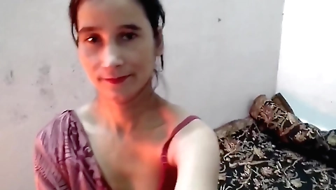 Indian amateur solo video shows a girl with a beautiful body