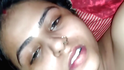 Indian brunette with a hot ass and a nice ass to play