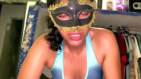 Belleza en el desierto con un big dick y una caja de arroz