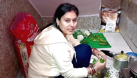 Amature brunette milf with a sexy body in romantic sex video