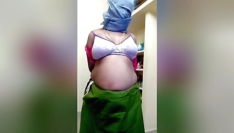 Indian naked webcam show with bare back and big boobs