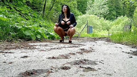 Indian sex babe in a natural body shows her skills at outdoor porn