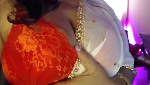 Sexy amateur brunette naked and masturbating on the bed